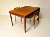 Vintage Designs uitschuifbare Pastoe eettafel van Cees Braakman in warm teakhout met slanke poten in een showroom.